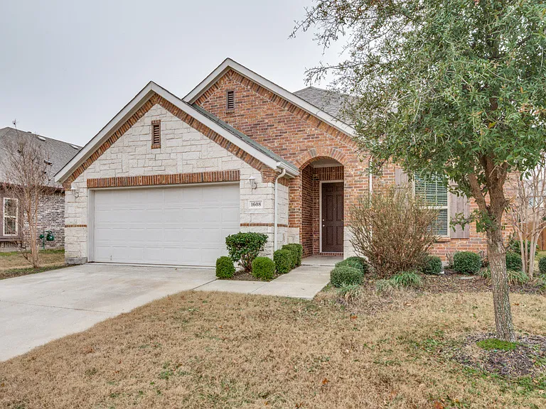1608 Emma Pearl Ln — Photo 2