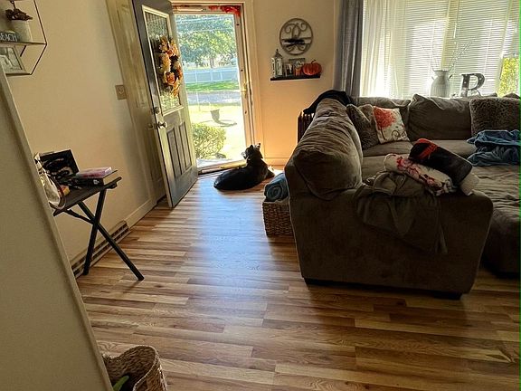 5th image of 27 Arbutus Ln