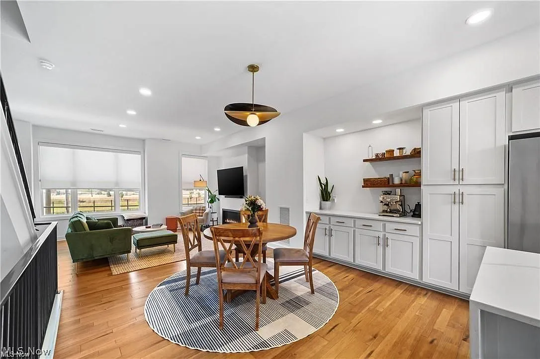 3 bed, 3.5 bath, 1854 sqft, $3,195 — Photo 3