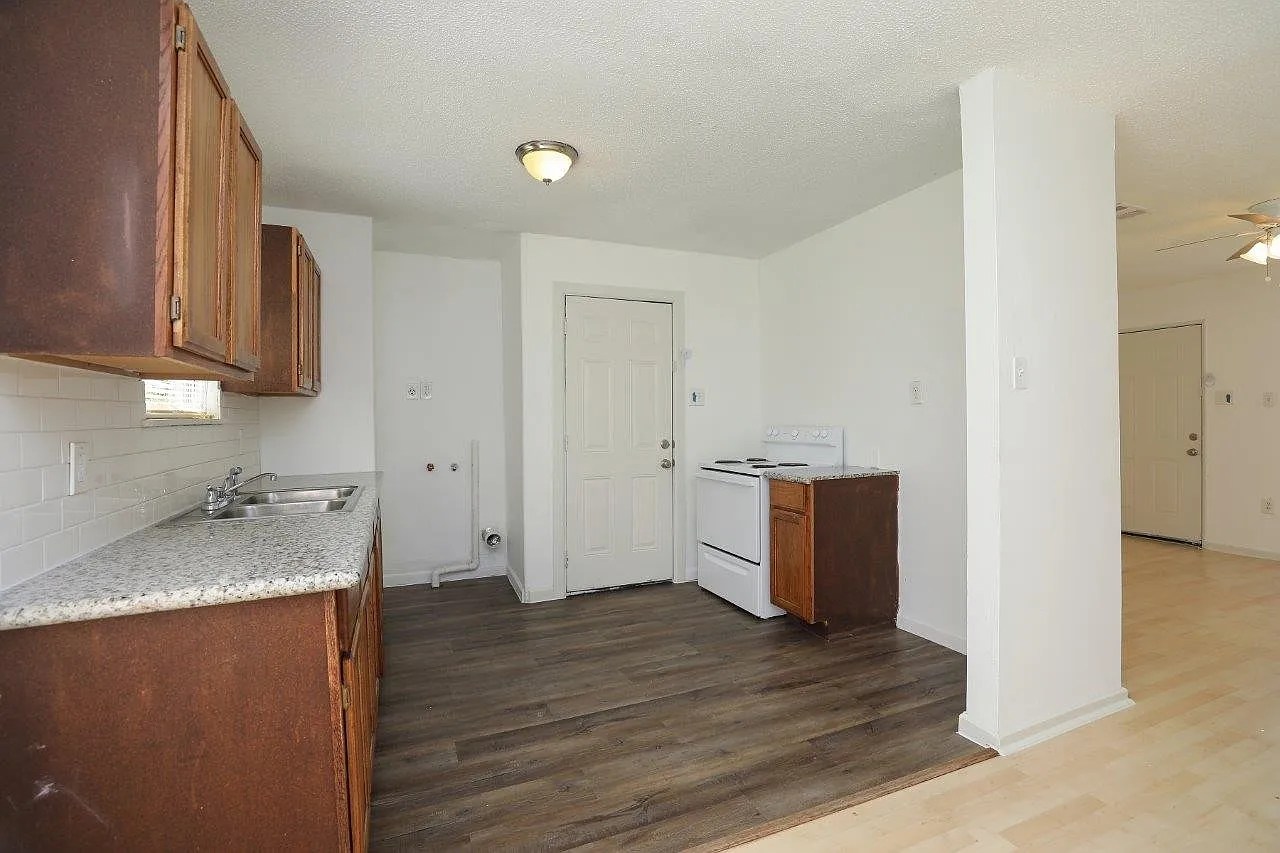 3 Bedroom - Move in Ready in South East Houston — Photo 4