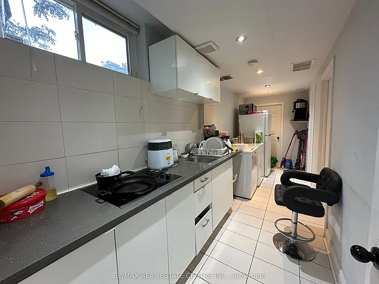 1876 Grosvenor Pl #BASEMENT — Photo 10