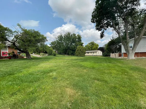 6 Arapahoe Ln, Kearney, NE 68847