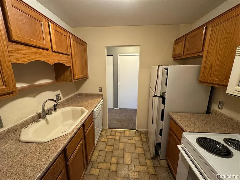 587 E Fox Hills Dr — Photo 6