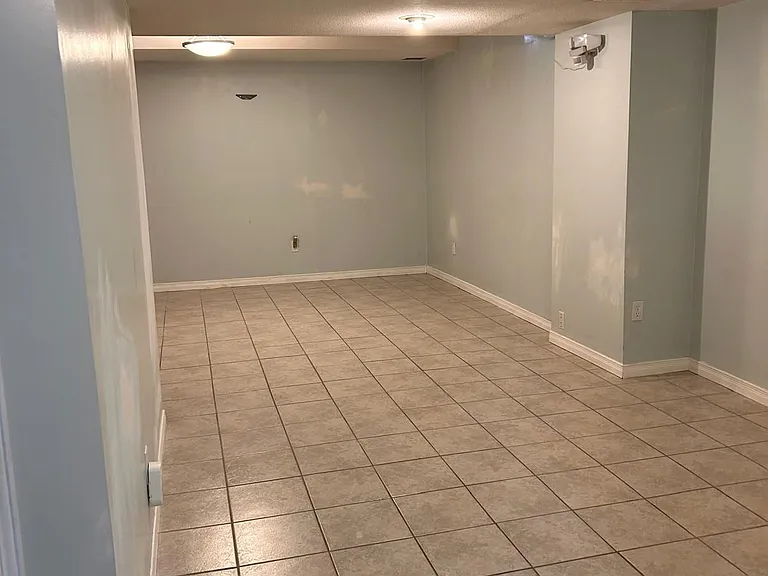 6885 Tassel Cres — Photo 3
