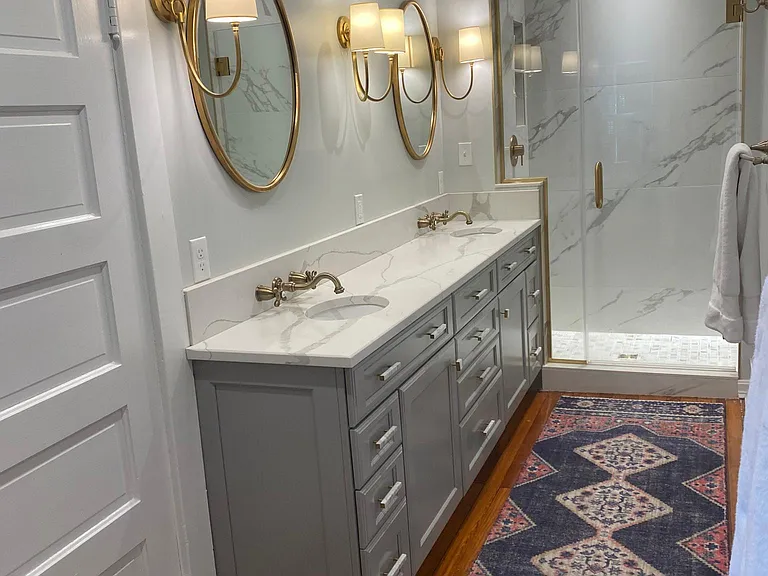 Primary bathroom (2nd floor)