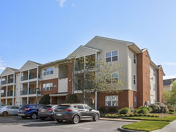 3rd image of 800 Brassie Ln APT J