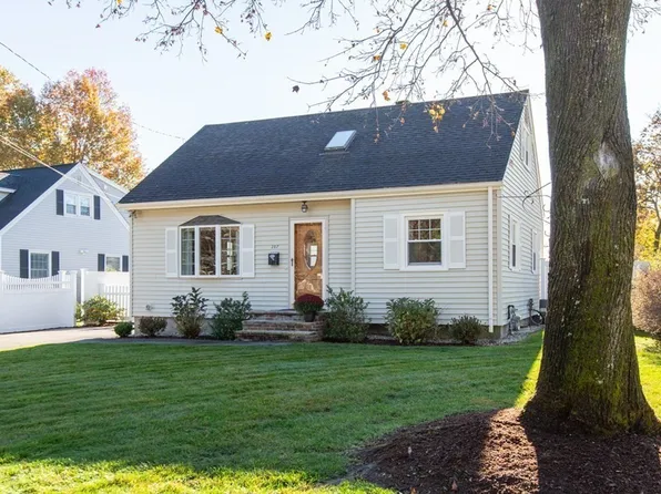 287 Hovey St, Lowell, MA 01852