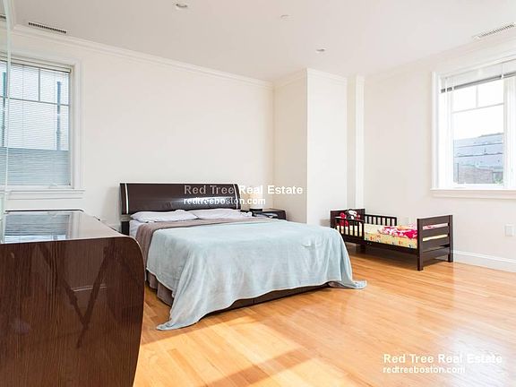 4th image of 11 Longwood Ave #P3
