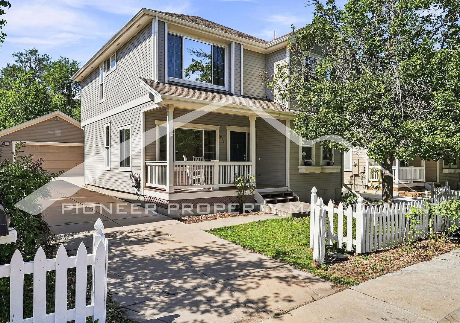 Lovely Spacious Home With Two Car Garage! — Photo 2