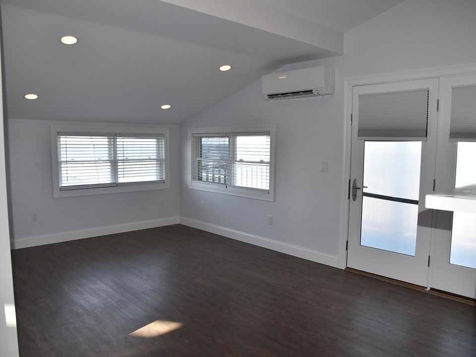 Living Room looking toward oceanfront