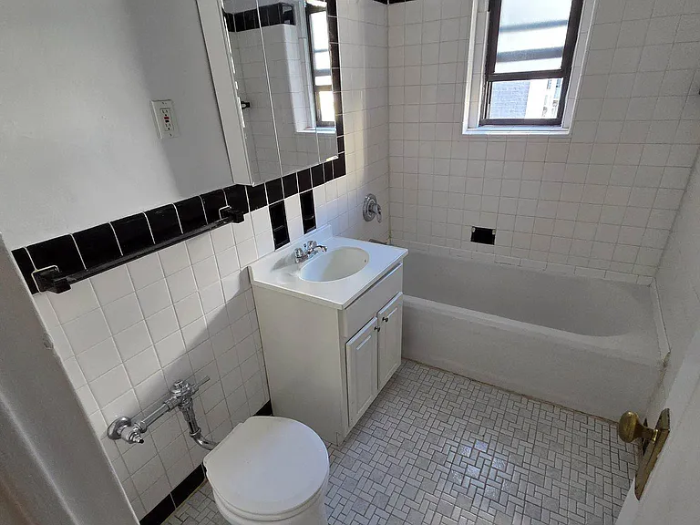83-11 118th St #4G — Photo 5