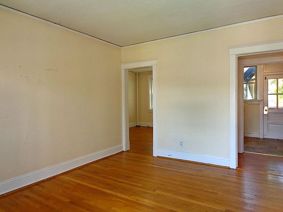 4th image of 1001 Gates Ave APT 8b