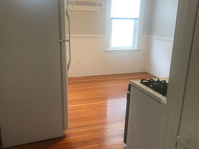 1 Hathorne Cres #1 — Photo 9