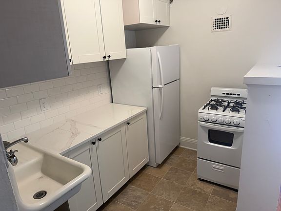 4th image of 394 Cleveland Ave N APT 7