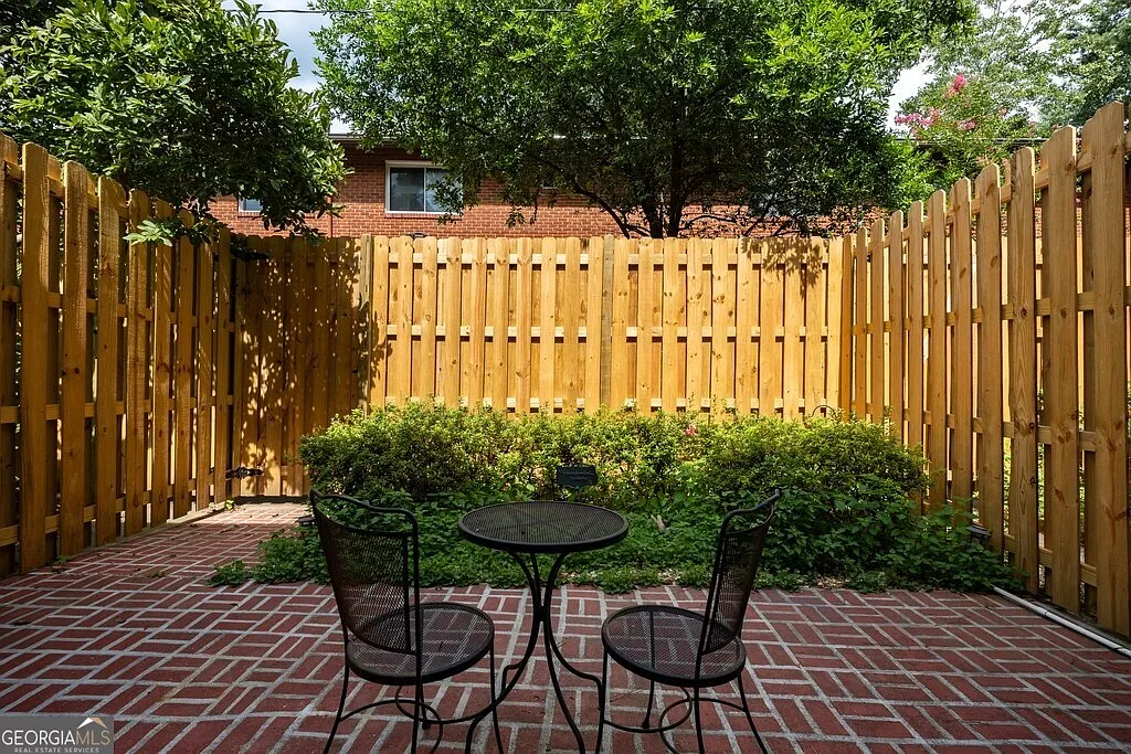 2 bed, 1.5 bath, 1064 sqft, $1,800 — Photo 2