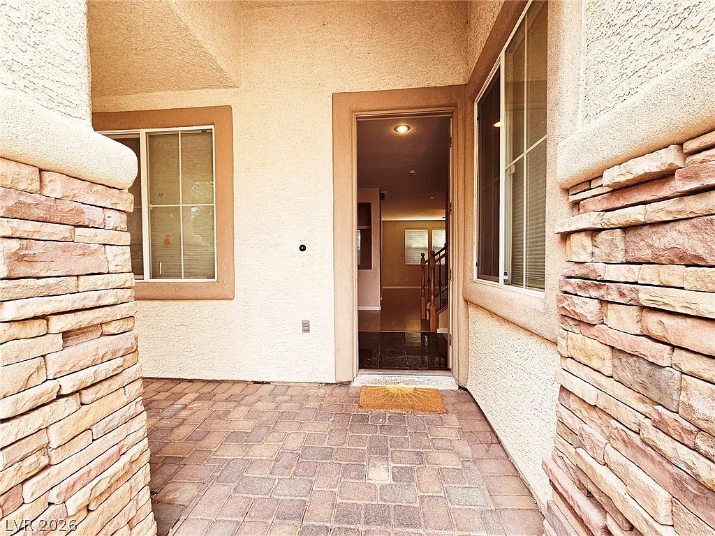 4 bed, 3.0 bath, 2576 sqft, $2,750 — Photo 2