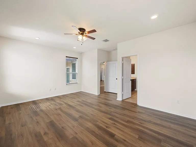 136 Vickers St — Photo 17