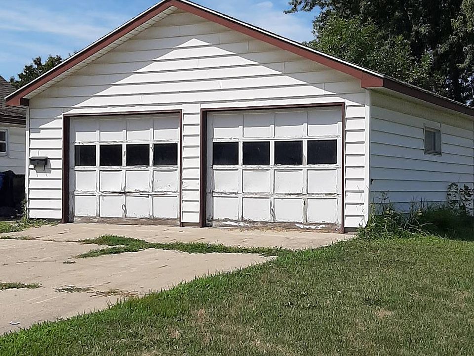 2nd image of 210 N 3rd Ave E