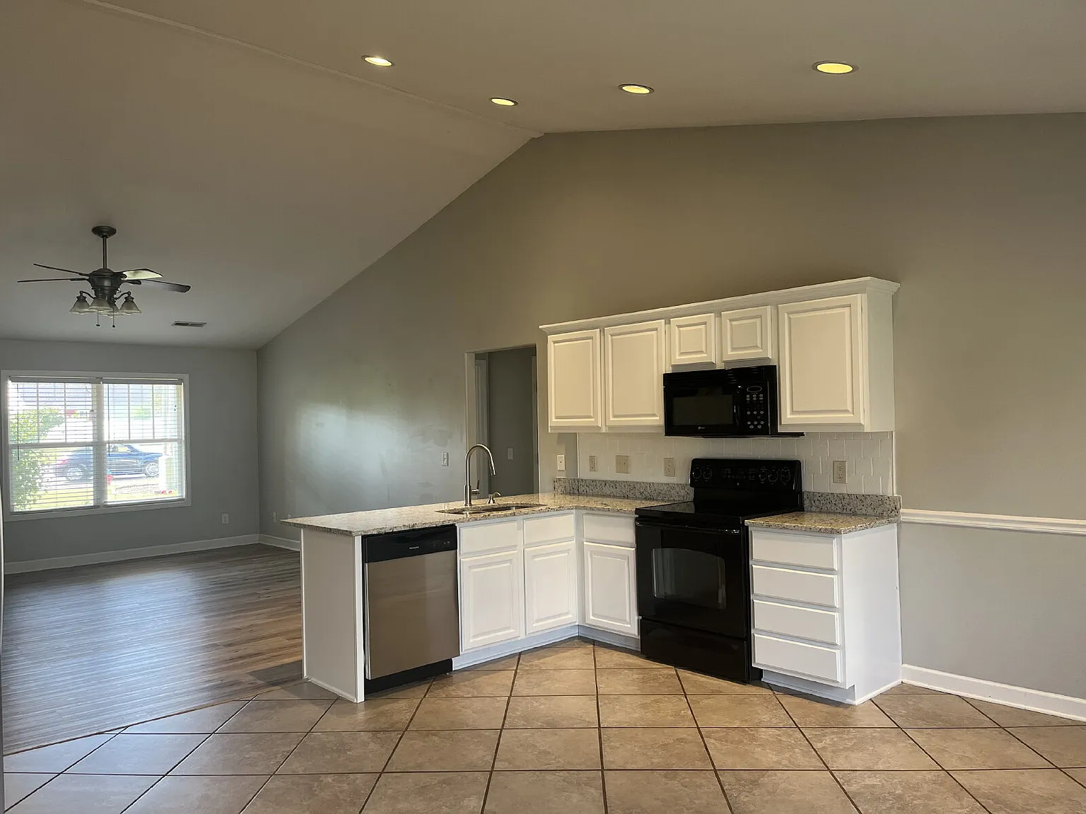 3 bed, 2.0 bath, 1548 sqft, $2,100 — Photo 4