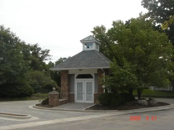 4482 Hillside Dr, Ann Arbor, MI 48105