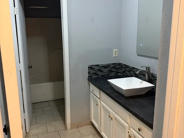 Updated full bathroom!