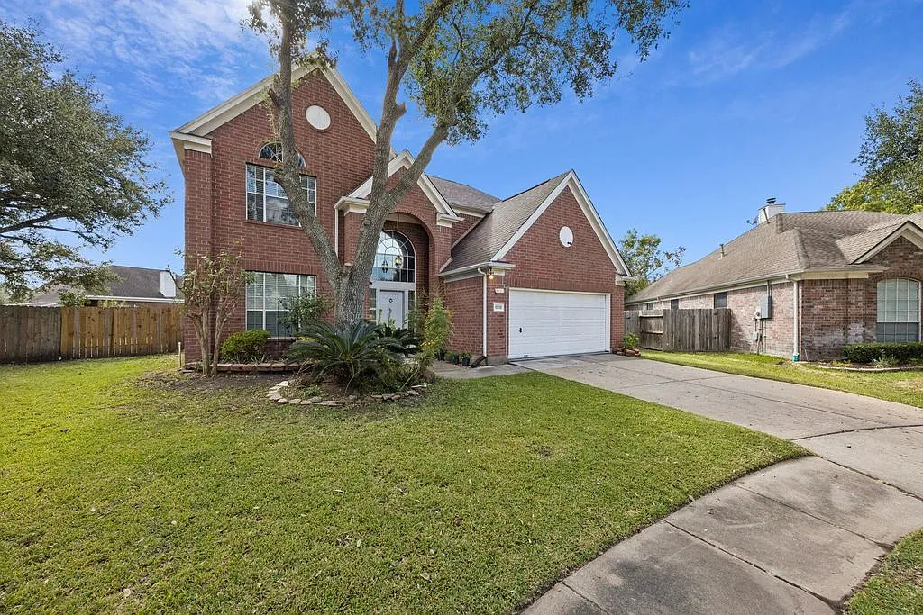 4 bed, 2.5 bath, 2463 sqft, $2,500 — Photo 2