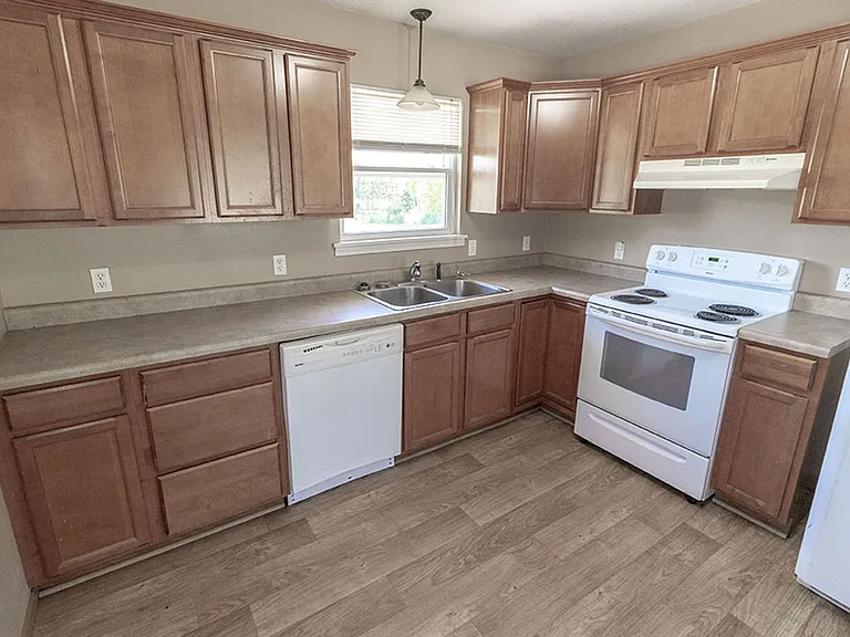 1544 Florence Dr — Photo 9