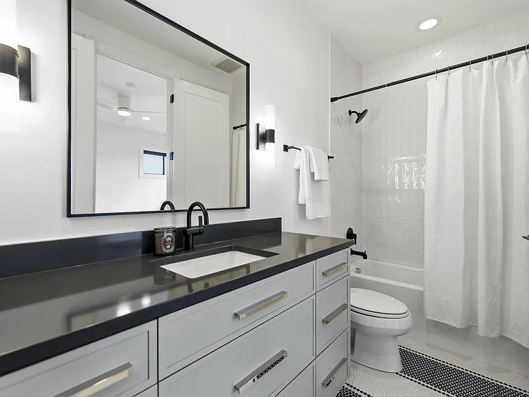 Guest Bathroom 1 | Downstairs