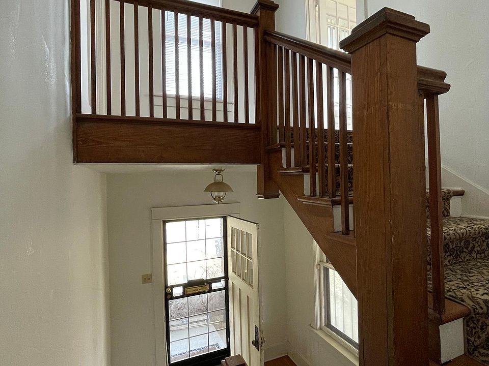 (10) Entryway