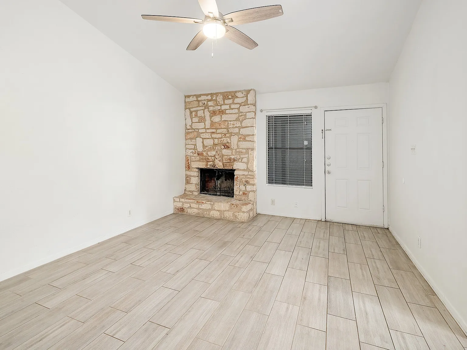 2 bed, 816 sqft, $1,595 — Photo 4