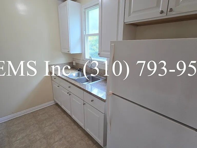 Bright Upstairs 1 Bedroom Apartment w/ Shared Garage Parking — Photo 7