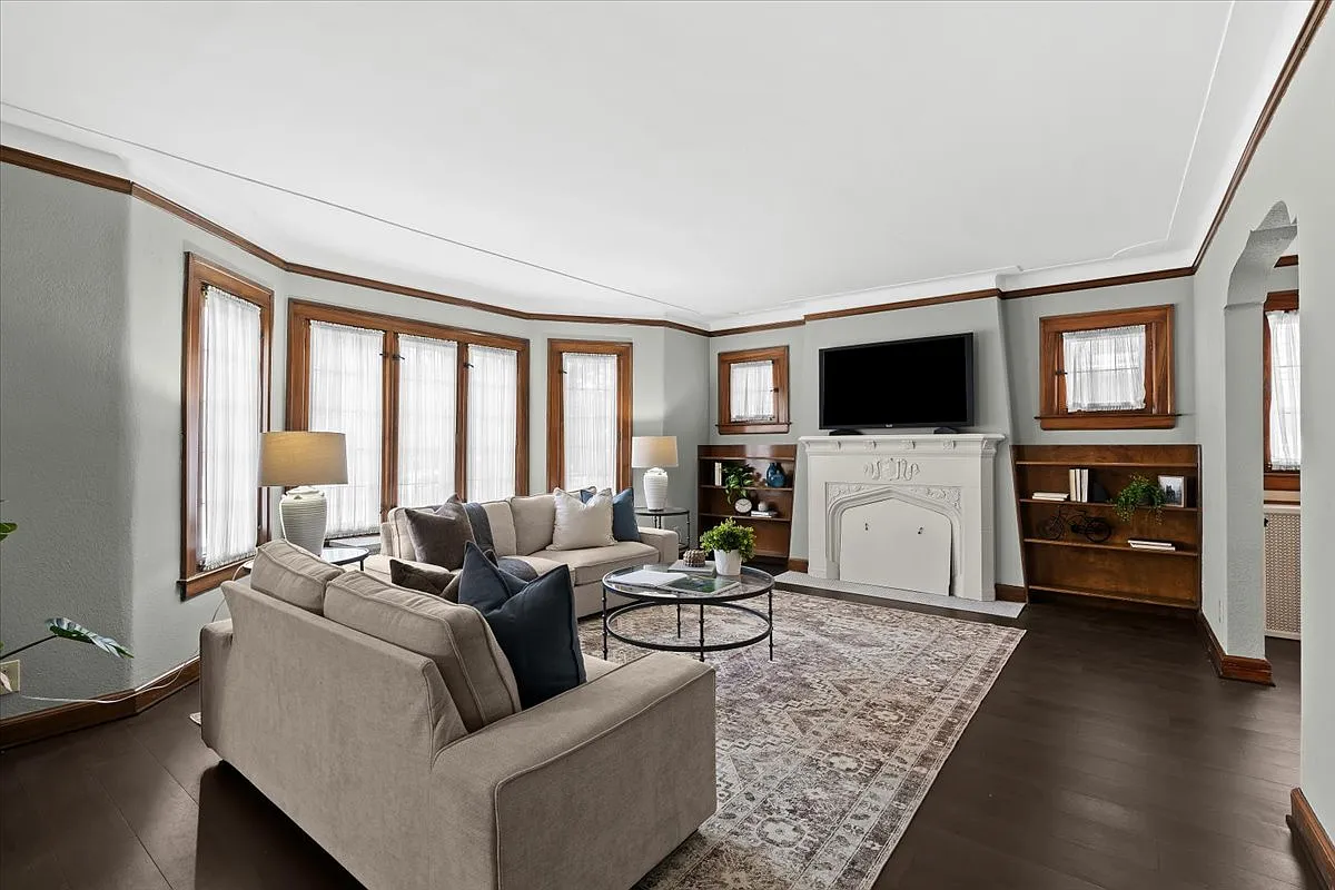 3 bed, 2.5 bath, 2040 sqft, $3,800 — Photo 1