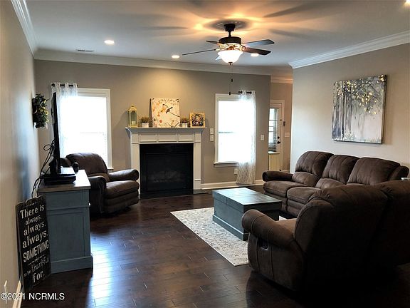 3rd image of 902 Derbyshire Ln