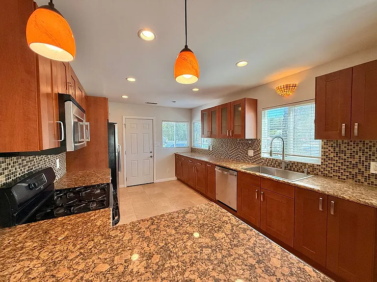 2208 Susan Pl — Photo 6