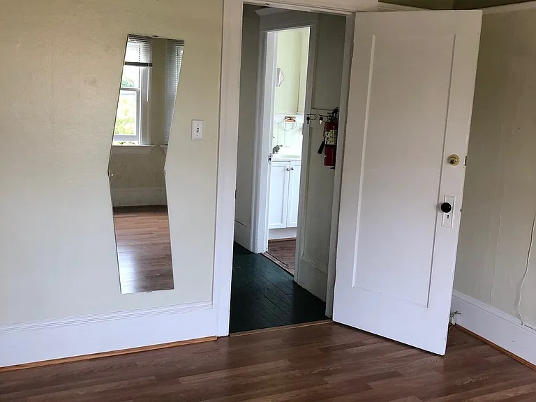 2034 Essex St #UPPER — Photo 8