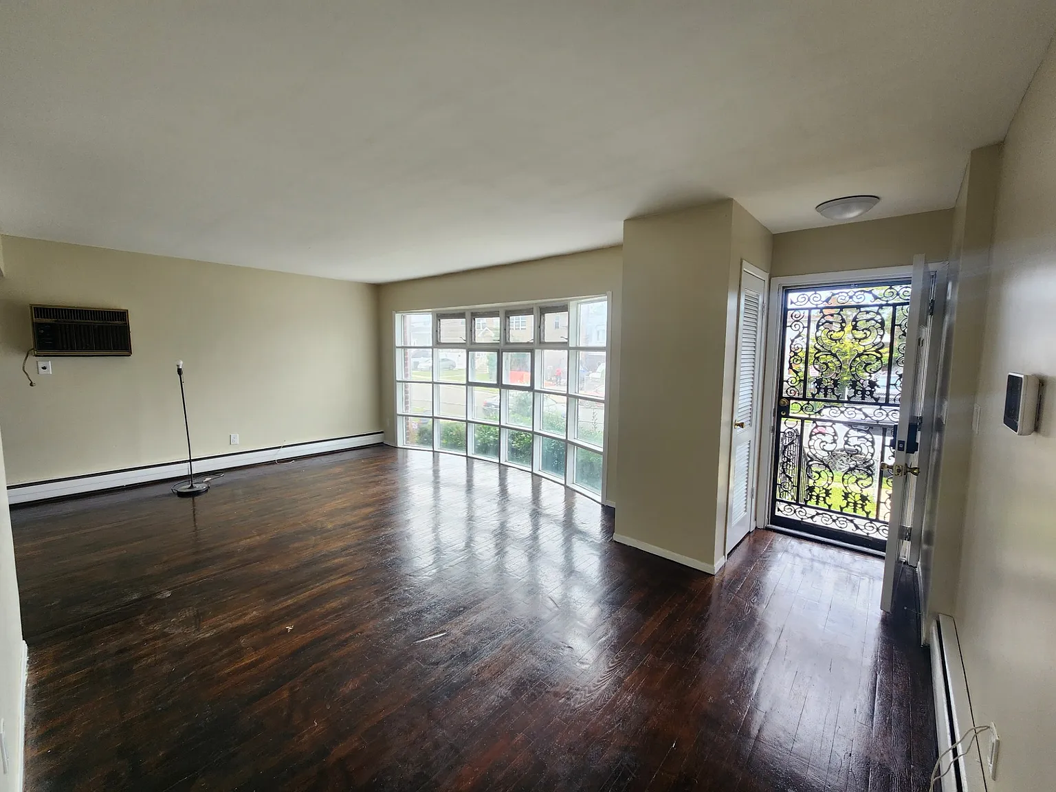 3 bed, 1.5 bath, $3,500 — Photo 1