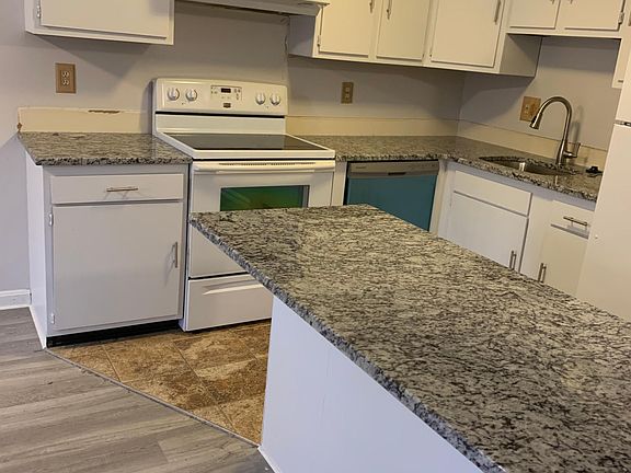 5th image of 611 Elmwood Dr