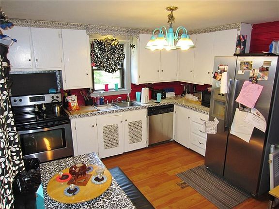 Nice Kitchen & Appliances!
