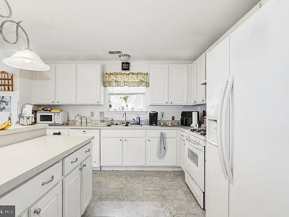 5th image of 202 Sun Valley Cir
