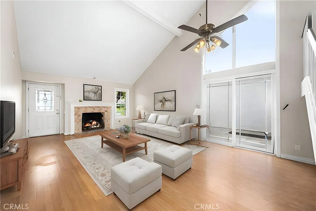 3 bed, 2.5 bath, 1870 sqft, $3,760 — Photo 2
