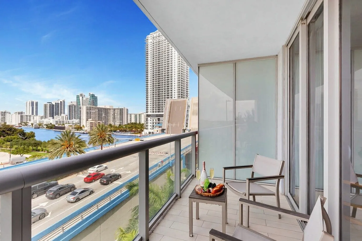 2 bed, 2.0 bath, 990 sqft, $4,491 — Photo 3