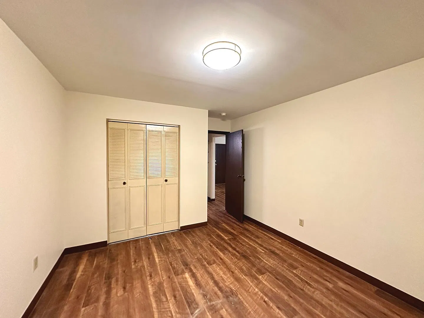 Regis Apartments — Photo 4