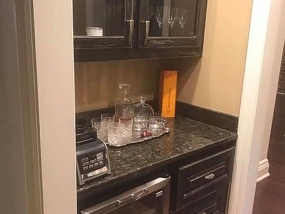 Butler pantry/wet bar