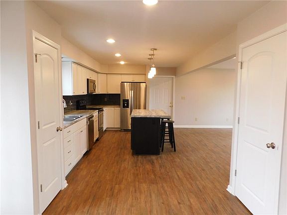 5th image of 1106 E Pleasant Dr