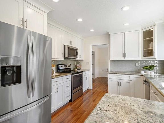 5th image of 535 Hyde Park Dr