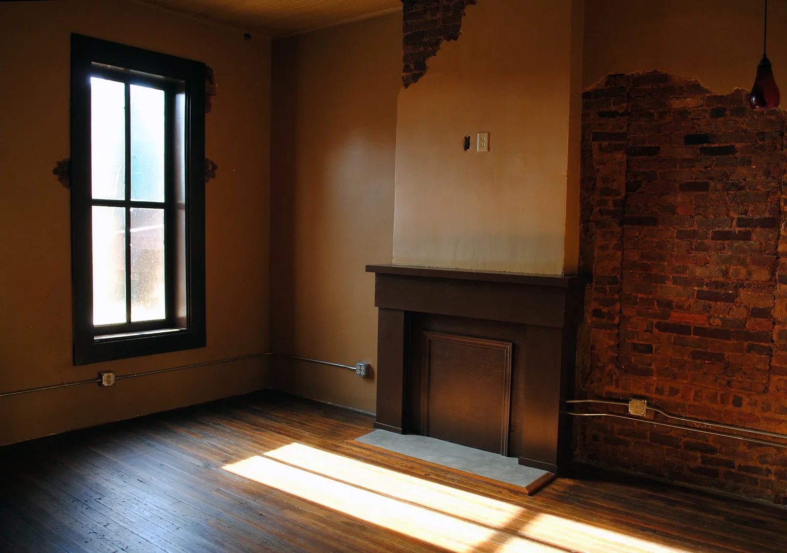 Beautiful 1BR Contemporary Downtown Loft — Photo 3