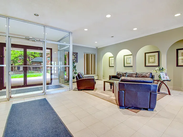45 Paisley Blvd W — Photo 12