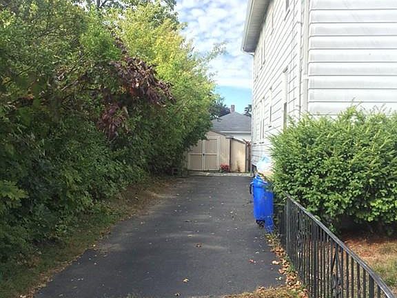 2nd image of 106 Russell St #1
