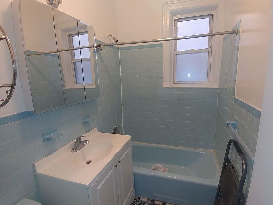 2nd image of 2540 Crescent St #1