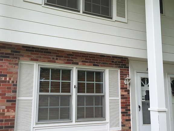 3rd image of 915 Oakcrest St APT 21